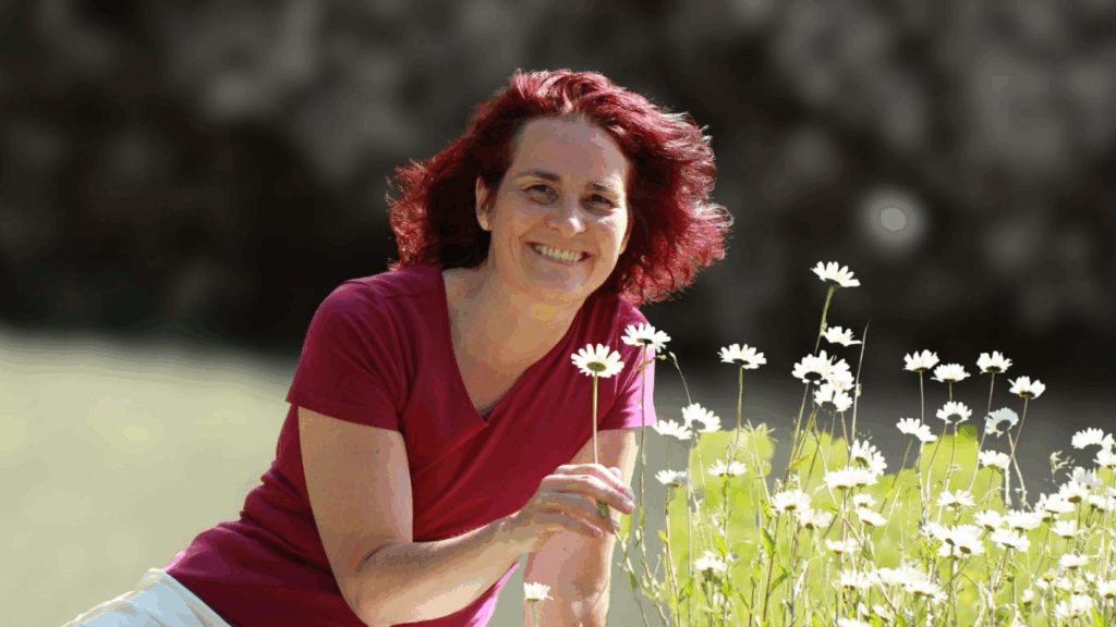 Pamela Simon – SeelenSanft im Allgäu, Energiearbeit und Tierbegleitung mit Herz inmitten von Blumen