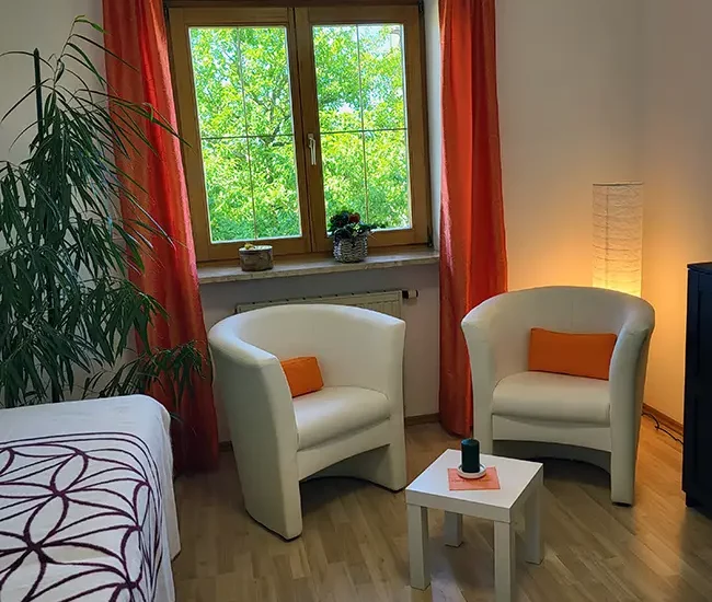 Praxisraum von Pamela Simon im Allgäu – Energiearbeit und Coaching in einer hellen, achtsamen Atmosphäre | SeelenSanft